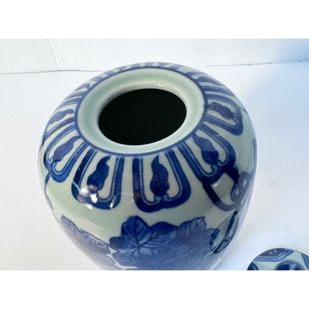 Blue and White ceramic ginger jar 6" tall EUC - Picture 4 of 7